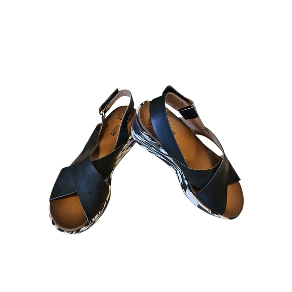 Clarks Black and White Wedge Sandals with Modern Design - Picture 2 of 6